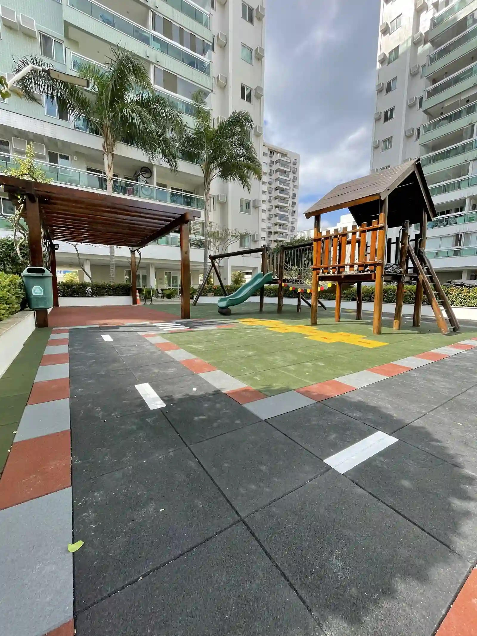 Pista Divertida SKOPPOS instalada, com percurso integrado ao piso