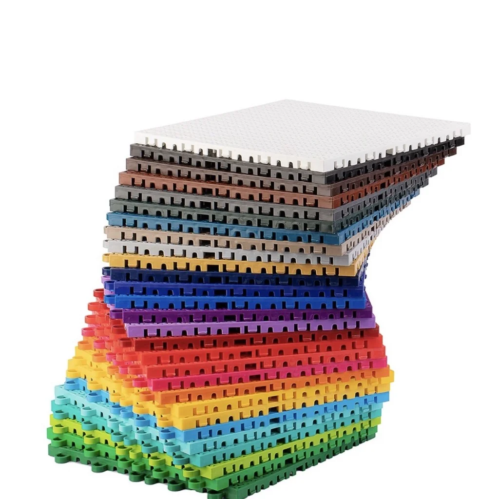 Placas de piso modular empilhadas, mostrando a cartela de cores disponível