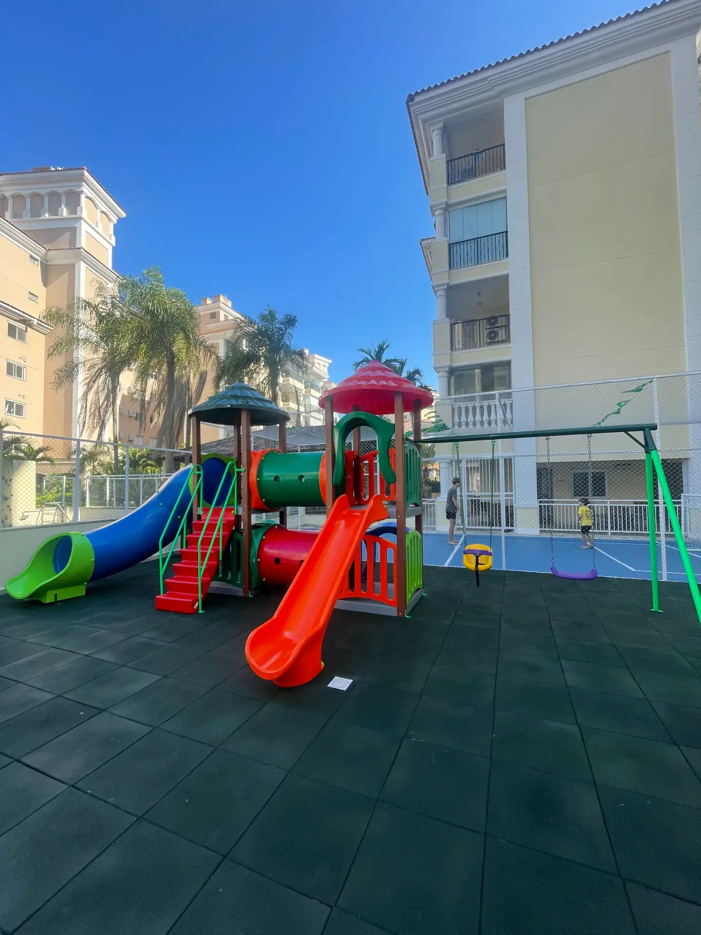 Playground com escorregadores e balanços instalado pela SKOPPOS em condomínio