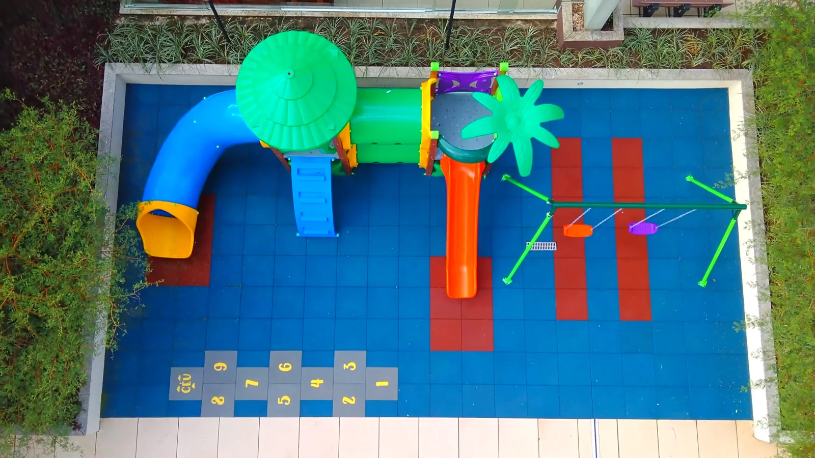 Playground instalado pela SKOPPOS, em vídeo