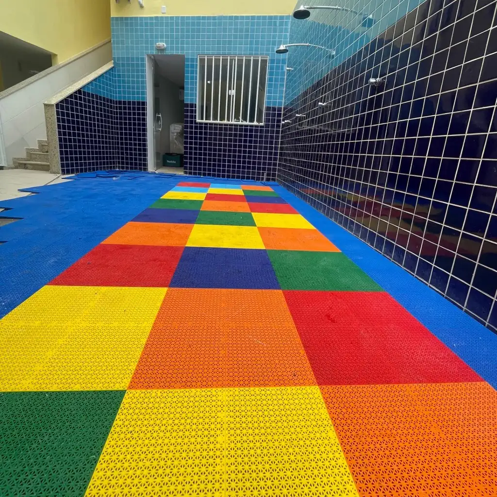 Área de duchas com piso modular drenante instalado pela SKOPPOS